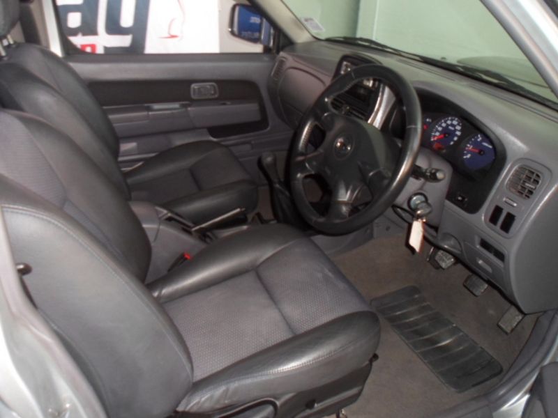  Hardbody Np300 2.5tdi Hirider D/cab 4x2